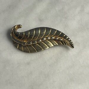 Vintage Sarah Coventry "SAC" Signed Gold-tone Leaf Brooch